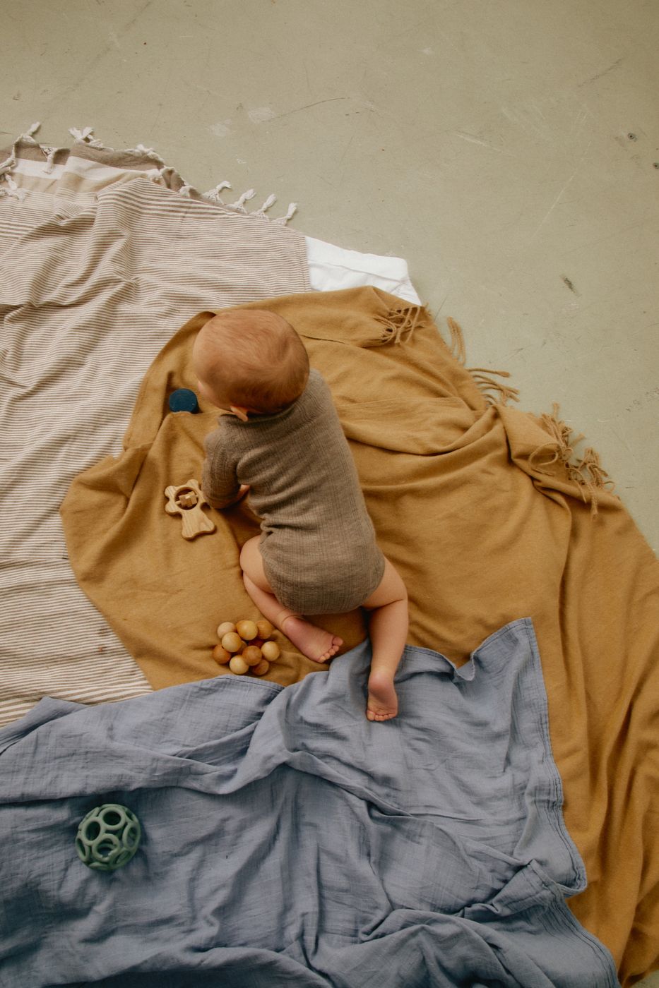 Tu bebé de meses juega boca abajo con juguetes de madera