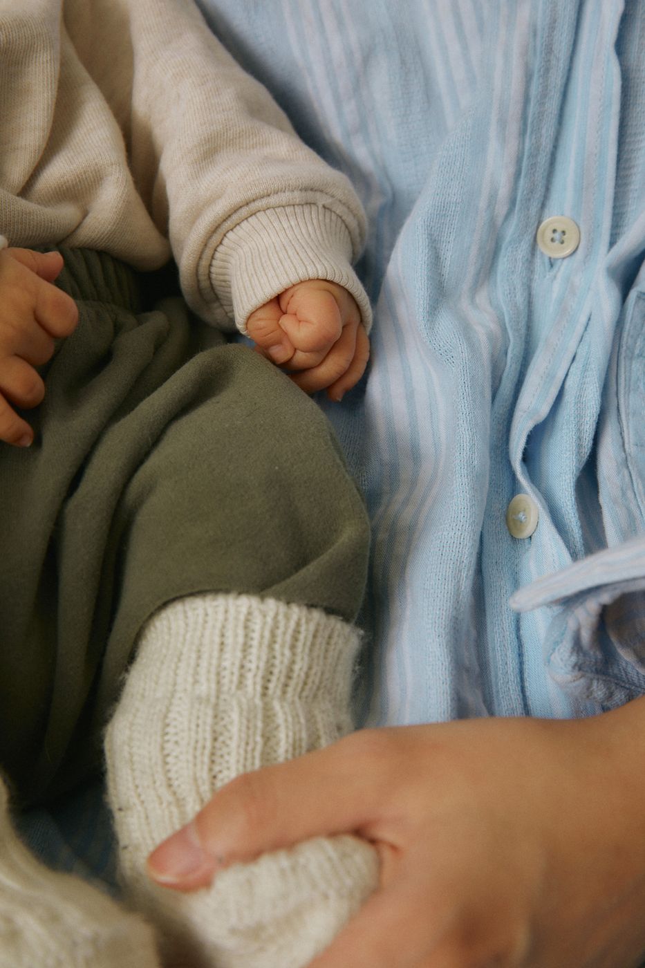 Las manitas de tu bebé de meses sobre tu regazo